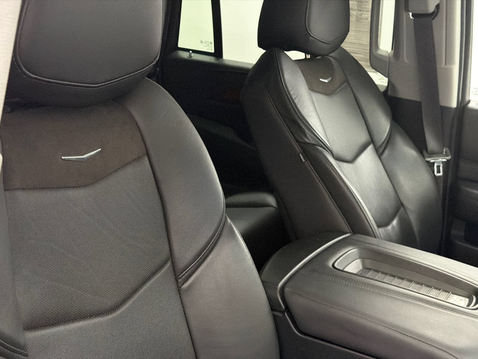 Used 2018 Cadillac Escalade Premium Luxury AWD/4WD image 14