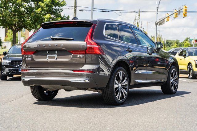 Certified 2022 Volvo XC60 B5 Inscription w/ Climate Package image 3