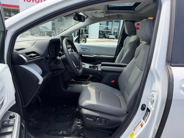 Certified 2026 Toyota Sienna XLE FWD image 10
