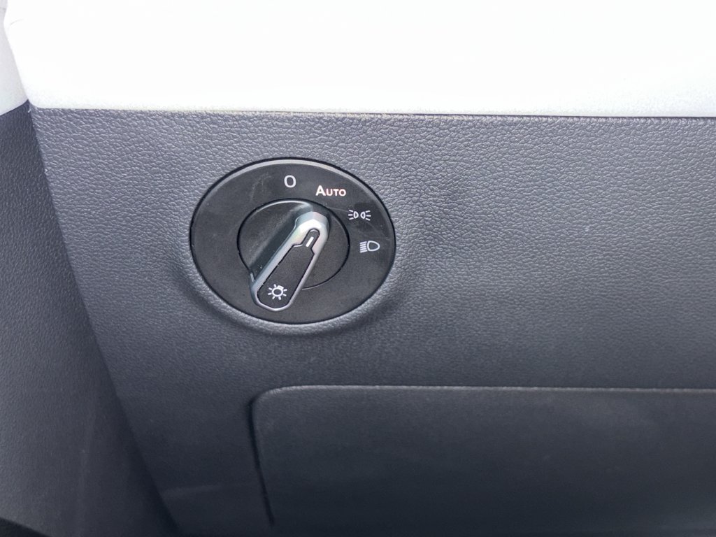 Certified 2025 Volkswagen Taos SE FWD image 12