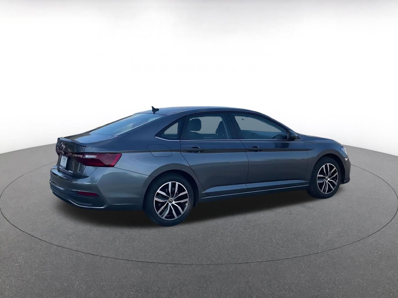 Used 2025 Volkswagen Jetta SE image 14