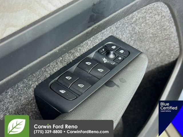 Used 2024 Volvo XC40 B5 Core image 21