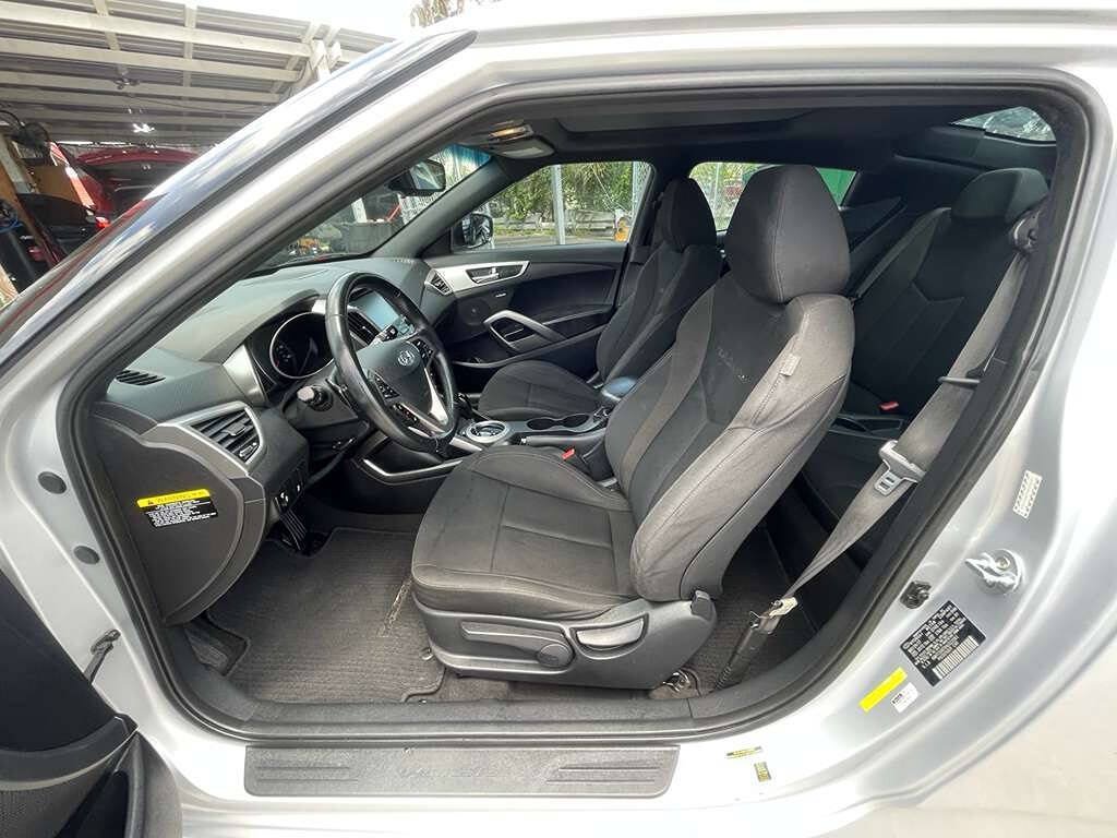 Used 2017 Hyundai Veloster Value Edition FWD image 11