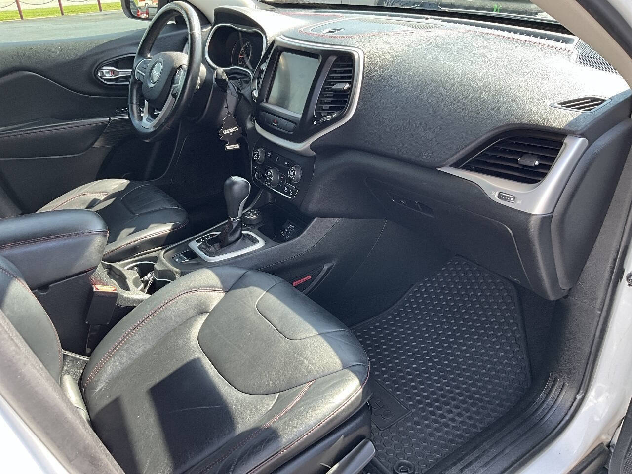 Used 2014 Jeep Cherokee Trailhawk w/ Comfort/Convenience Group AWD/4WD image 33