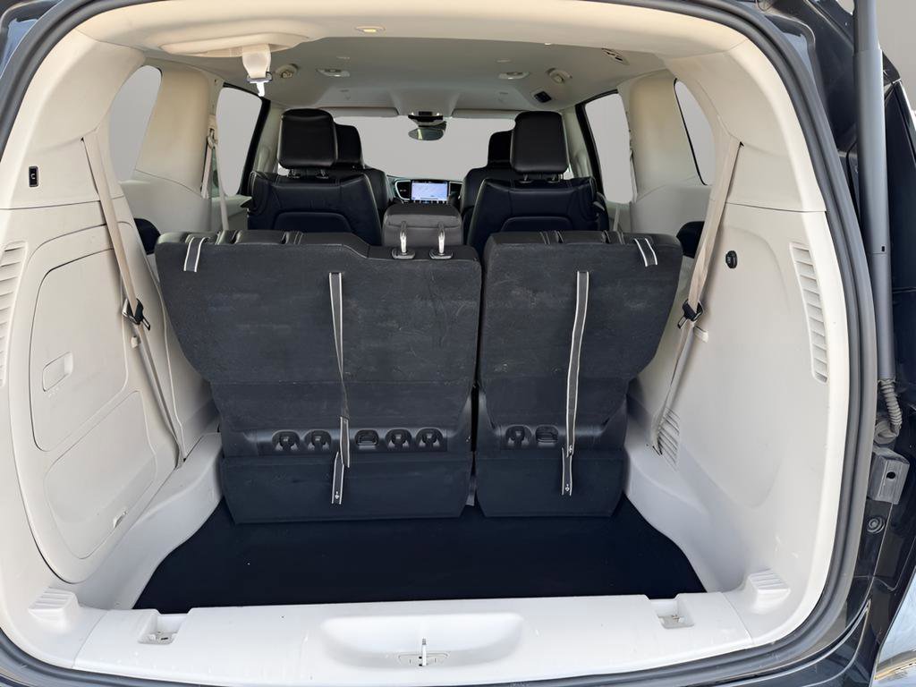 Used 2023 Chrysler Pacifica Touring-L image 31