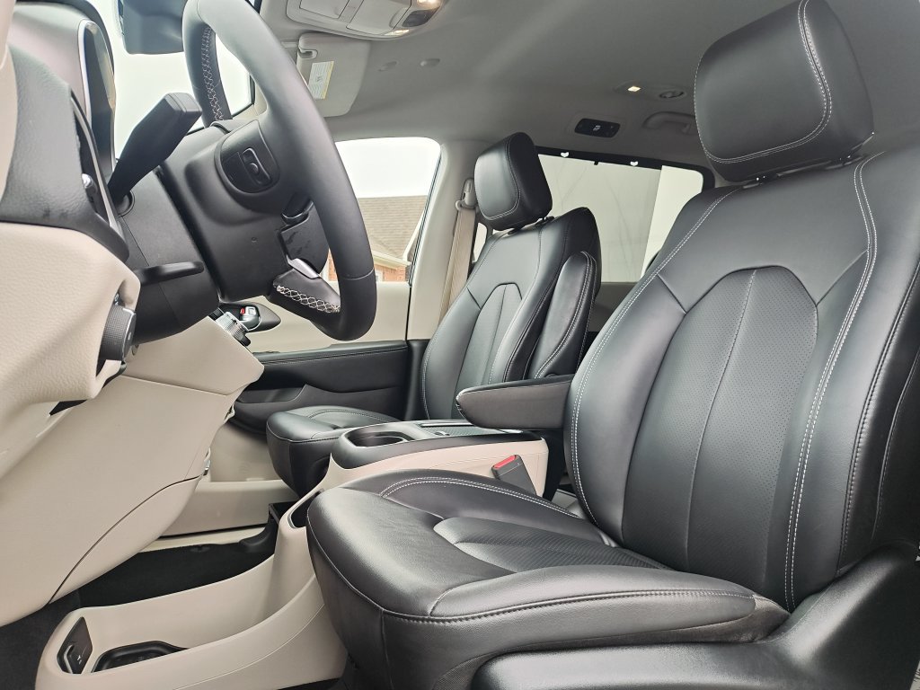 Used 2024 Chrysler Pacifica Touring-L FWD image 13
