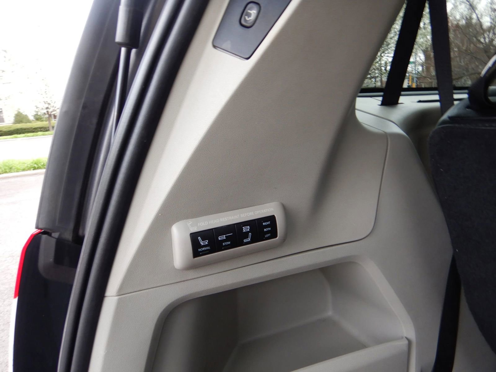 Used 2016 Chrysler Town & Country Limited FWD image 26