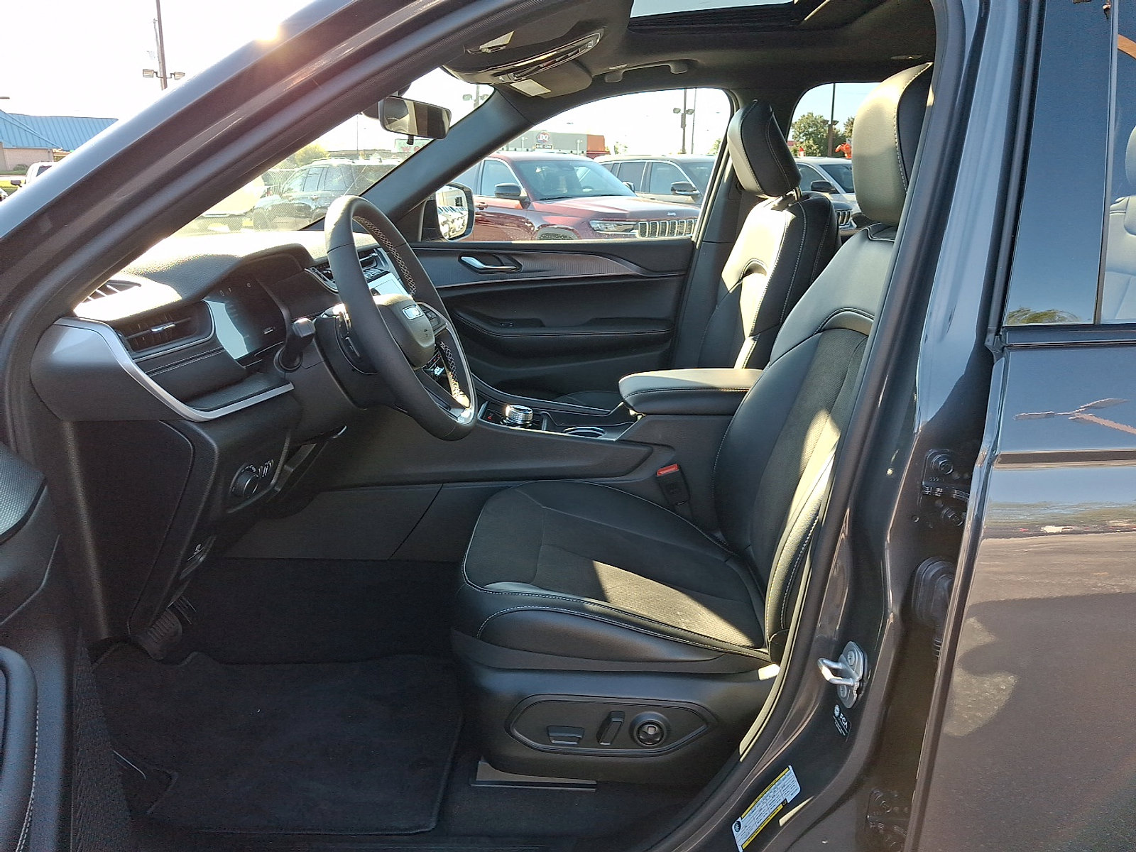 Used 2025 Jeep Grand Cherokee L Altitude image 15