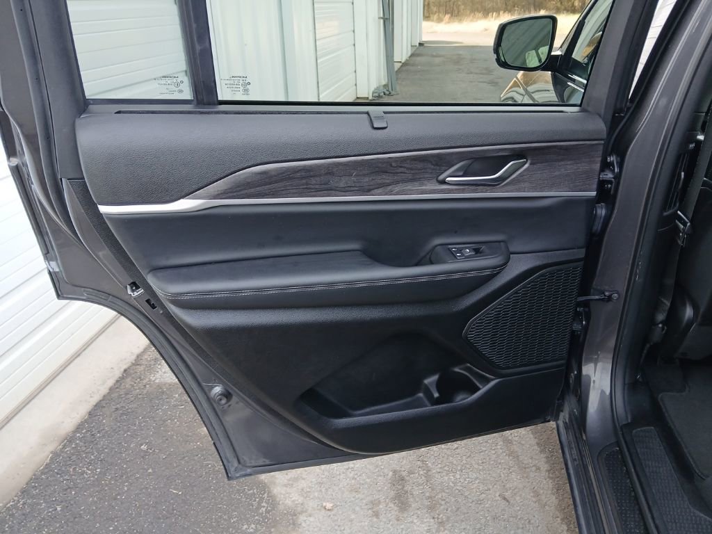 Used 2024 Jeep Grand Cherokee L Limited w/ Luxury Tech Group II image 35