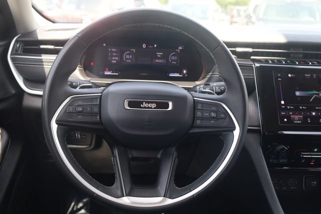Used 2024 Jeep Grand Cherokee Laredo AWD/4WD image 12