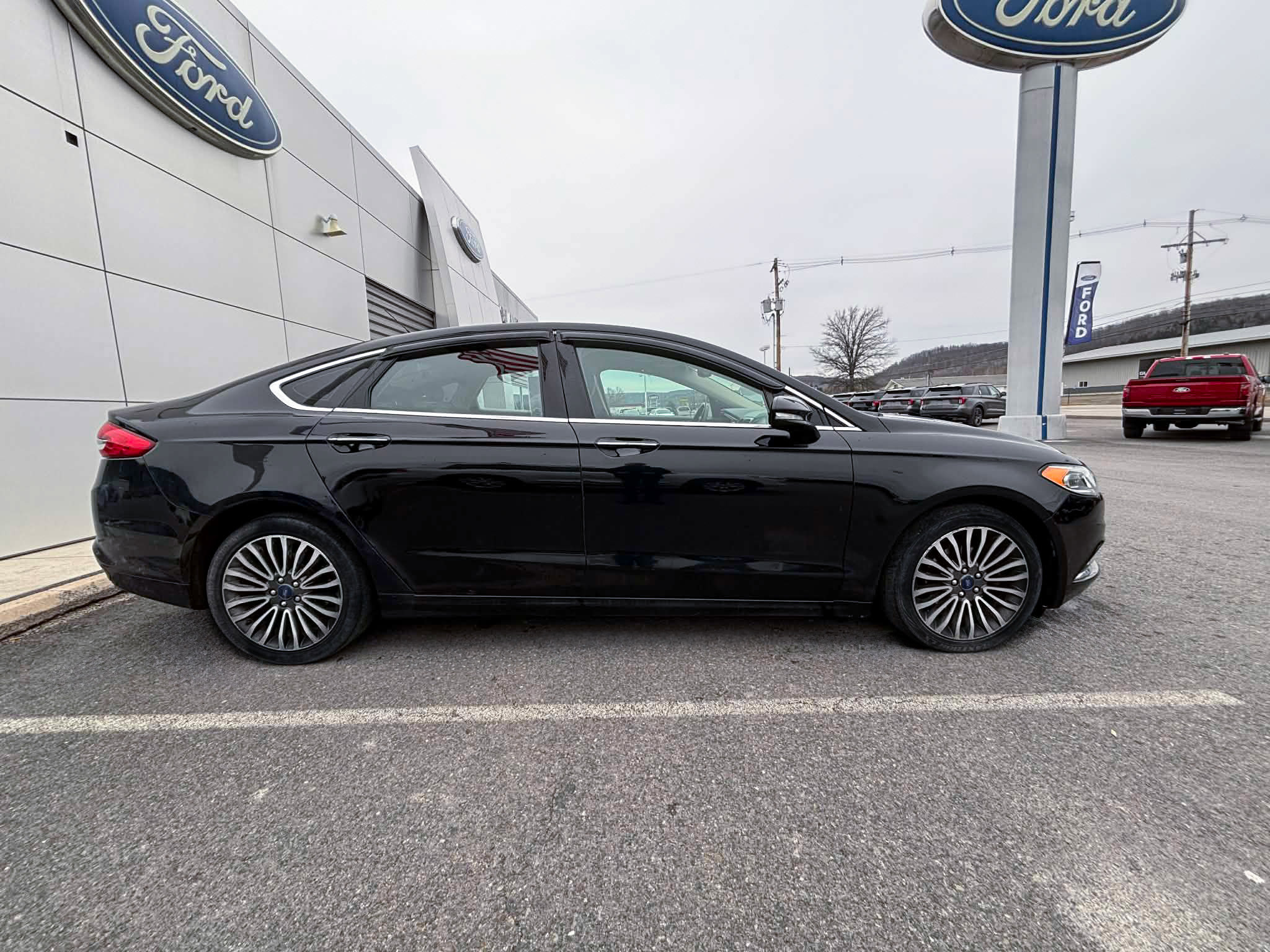Used 2017 Ford Fusion SE w/ Fusion SE Technology Package image 2