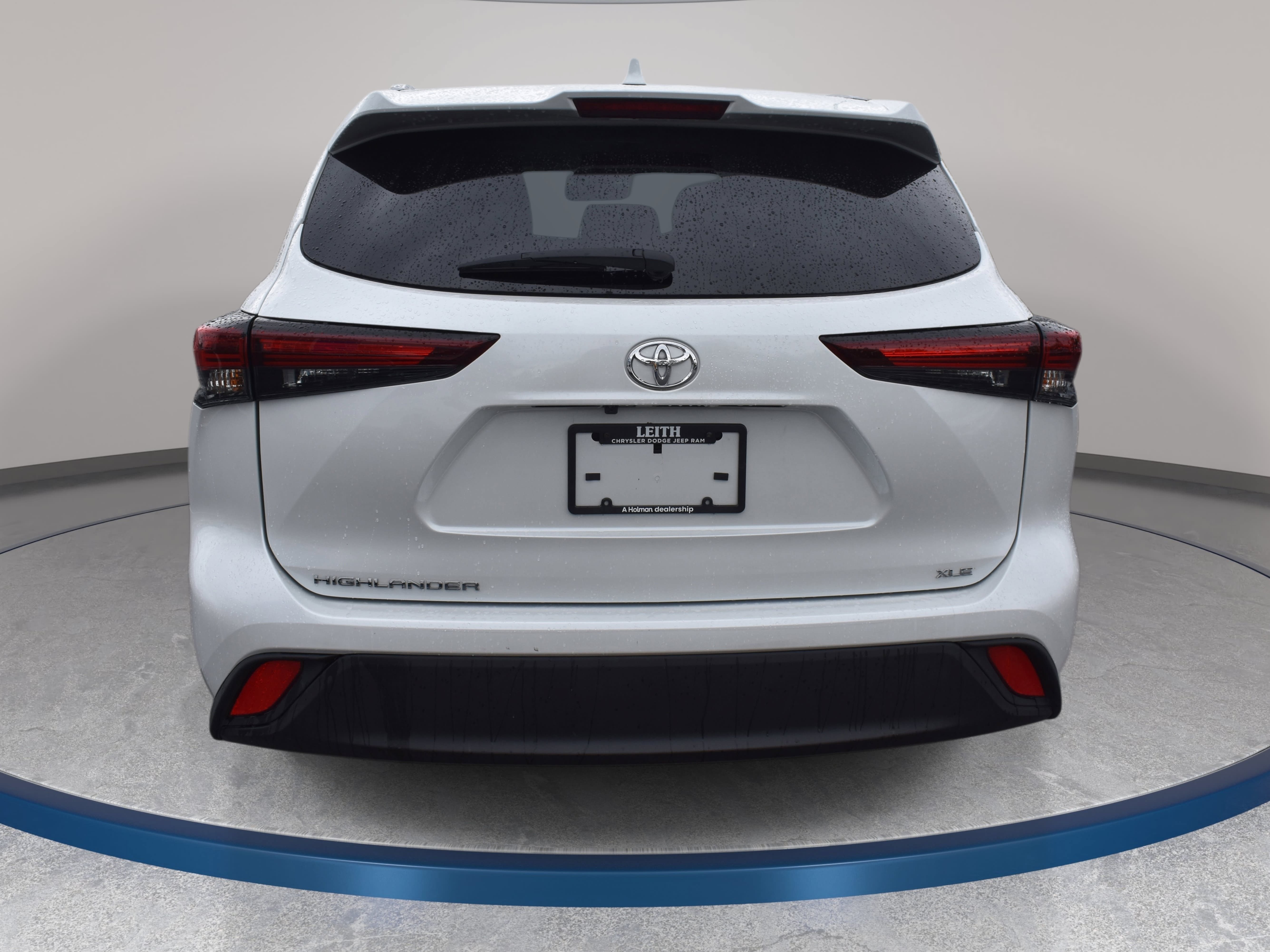 Used 2025 Toyota Highlander XLE FWD image 7