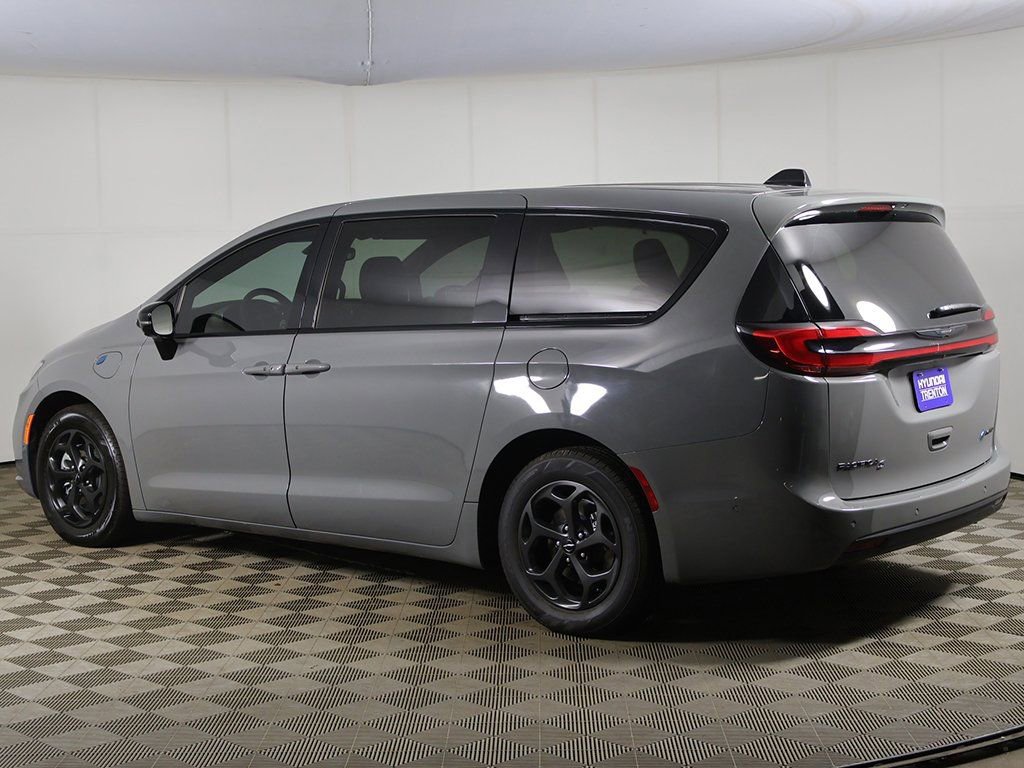 Used 2023 Chrysler Pacifica Limited w/ Uconnect Theater Family Group image 15