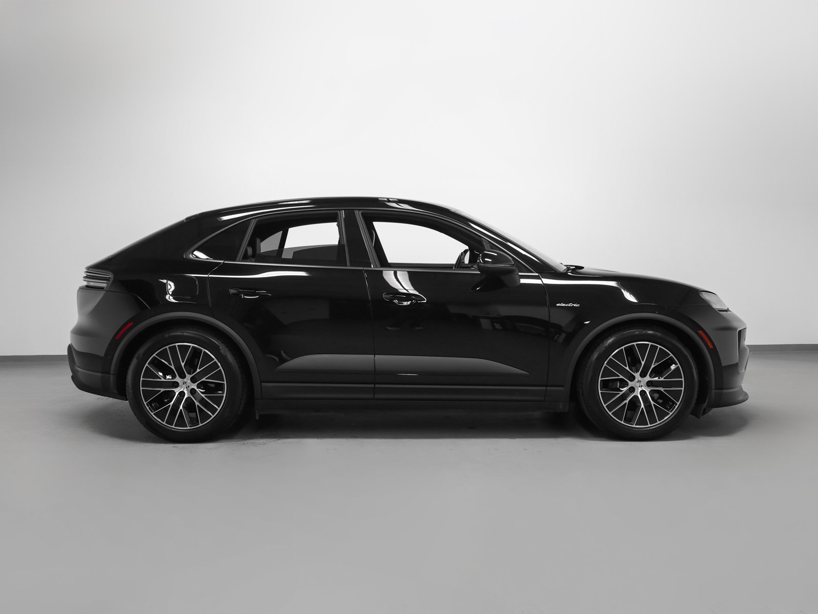 Certified 2025 Porsche Macan Electric RWD image 11