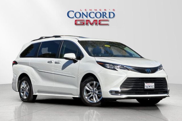 Used 2022 Toyota Sienna XLE w/ XLE Plus Package FWD image 1