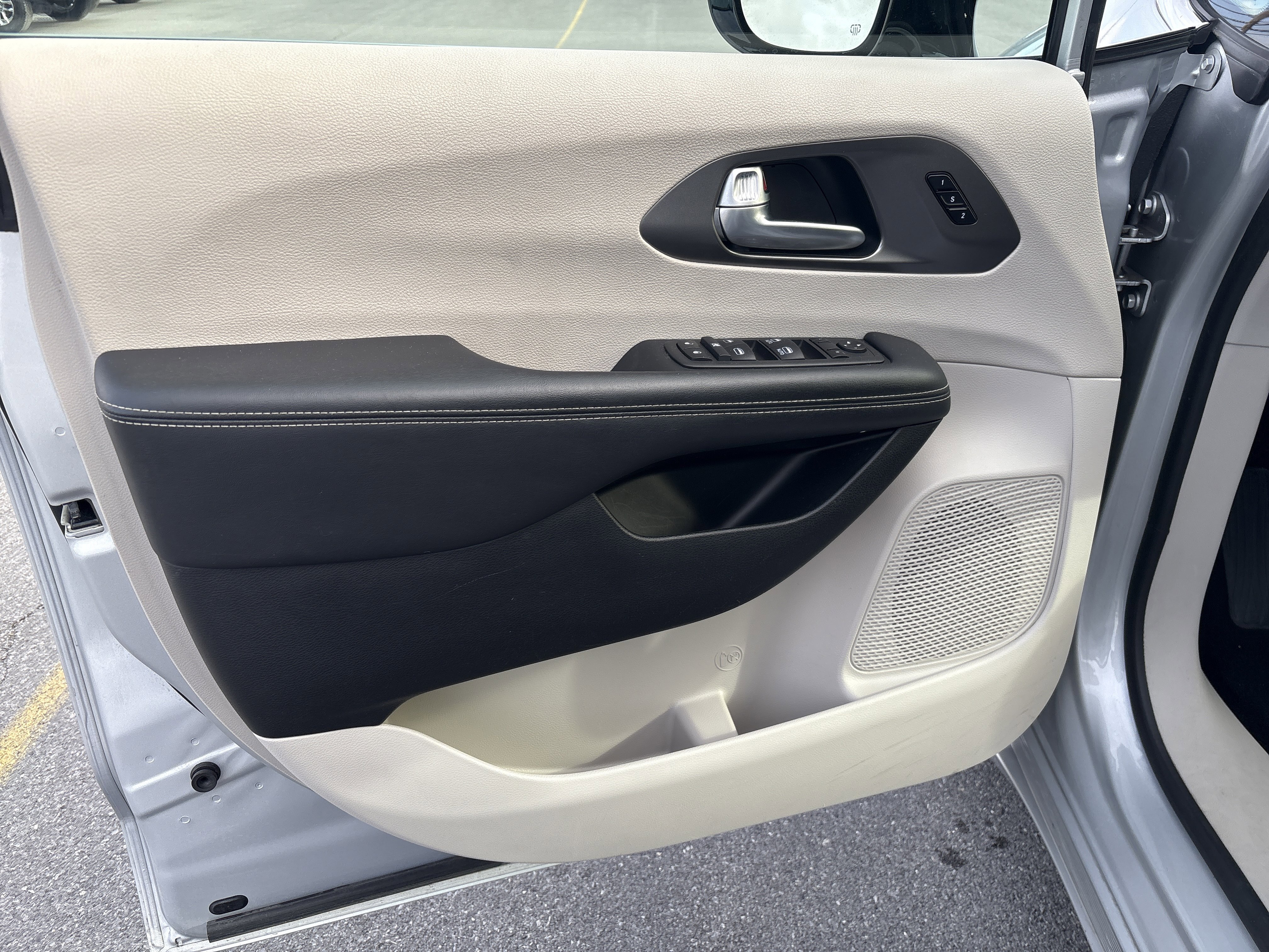 Used 2024 Chrysler Pacifica Touring-L image 16