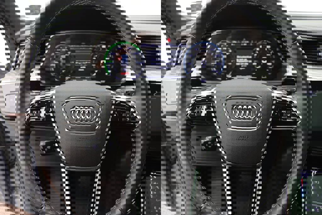 Used 2023 Audi e-tron Premium Plus w/ Premium Plus Package image 16