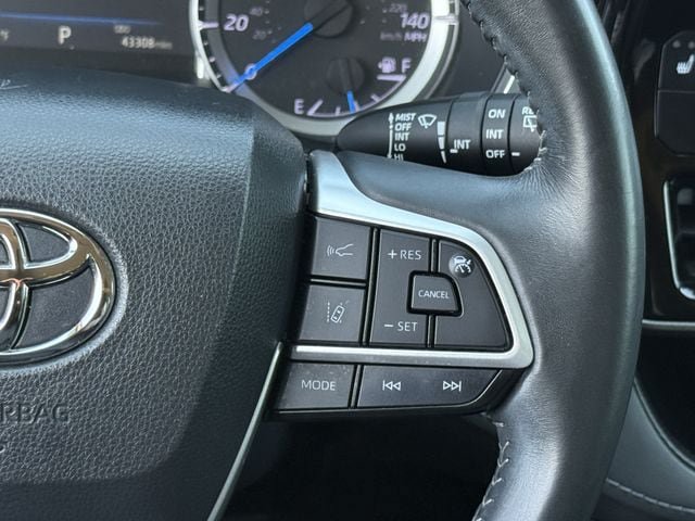 Used 2023 Toyota Highlander XLE FWD image 15