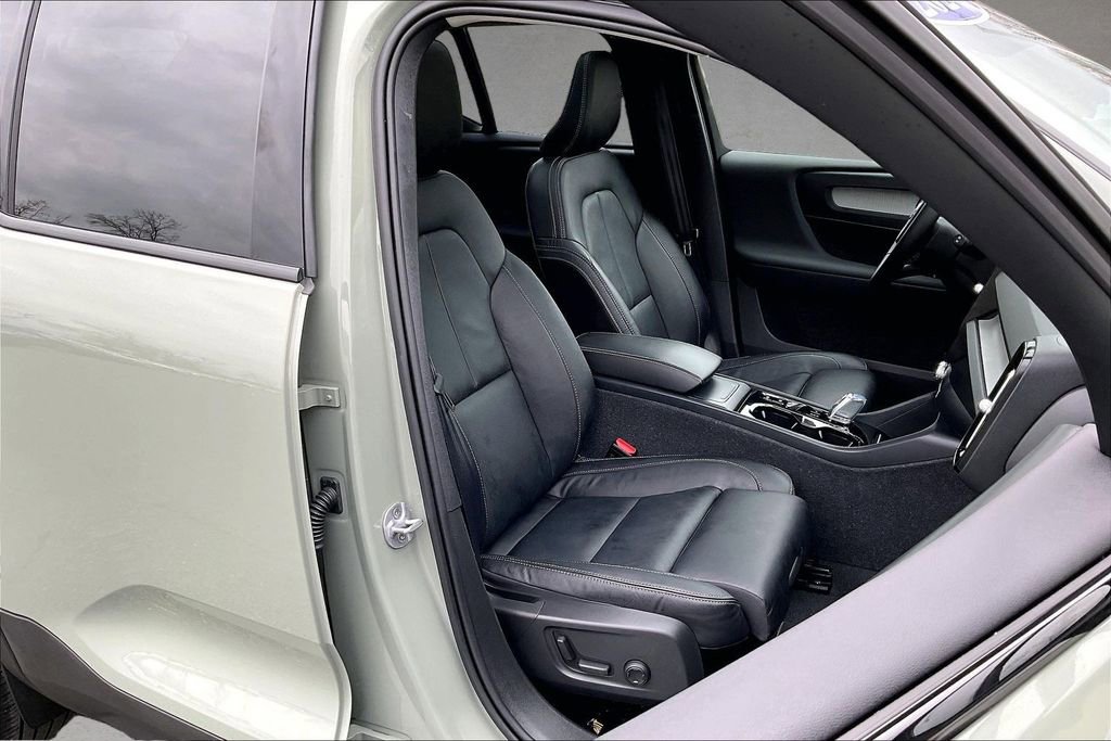 Certified 2024 Volvo XC40 B5 Plus w/ Climate Package image 29