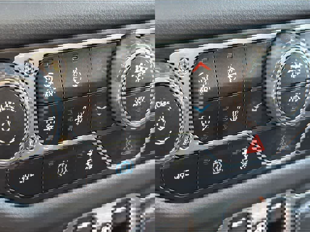 Used 2025 Jeep Wrangler Sahara image 22