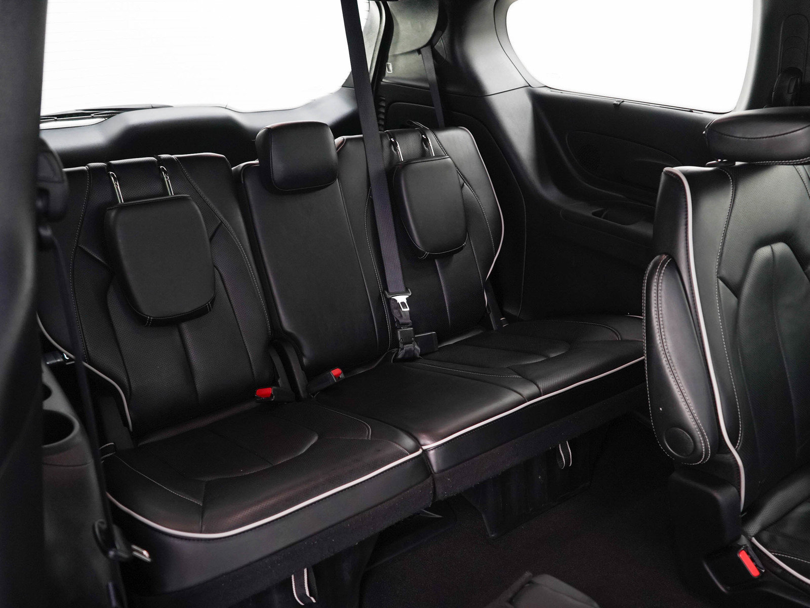 Used 2025 Chrysler Pacifica Limited FWD image 13