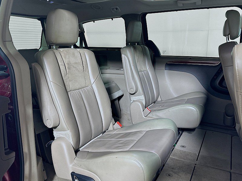 Used 2013 Chrysler Town & Country Limited w/ Luxury Group FWD image 29