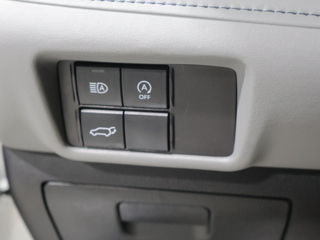 Used 2024 Toyota Highlander LE AWD/4WD image 32