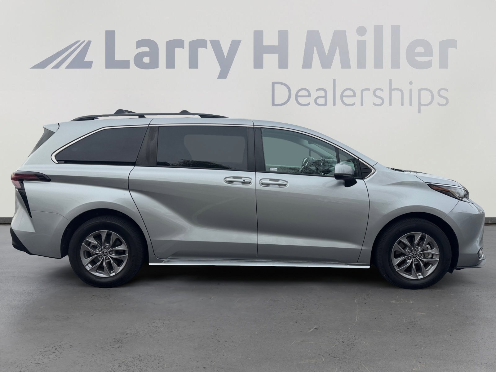 Certified 2023 Toyota Sienna LE FWD image 6