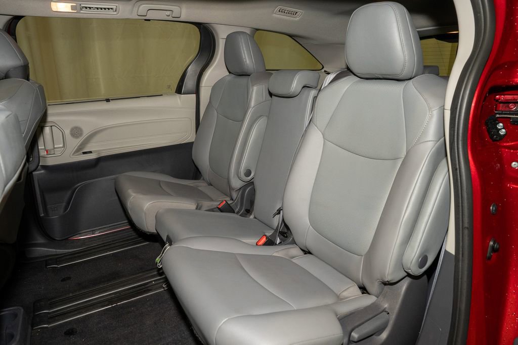 Used 2021 Toyota Sienna XLE image 9