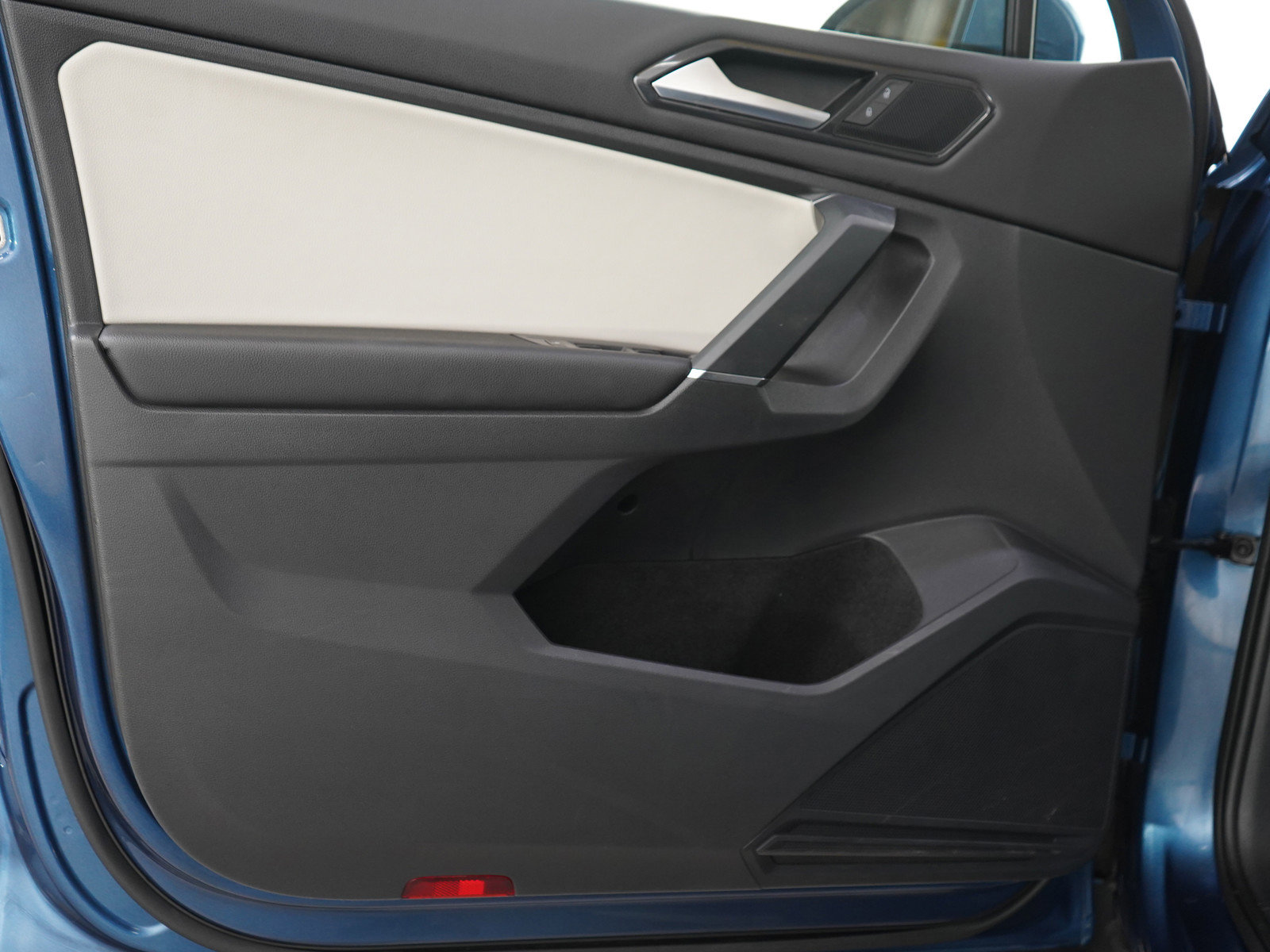 Used 2018 Volkswagen Tiguan SE w/ Front Fog Lights Package image 18