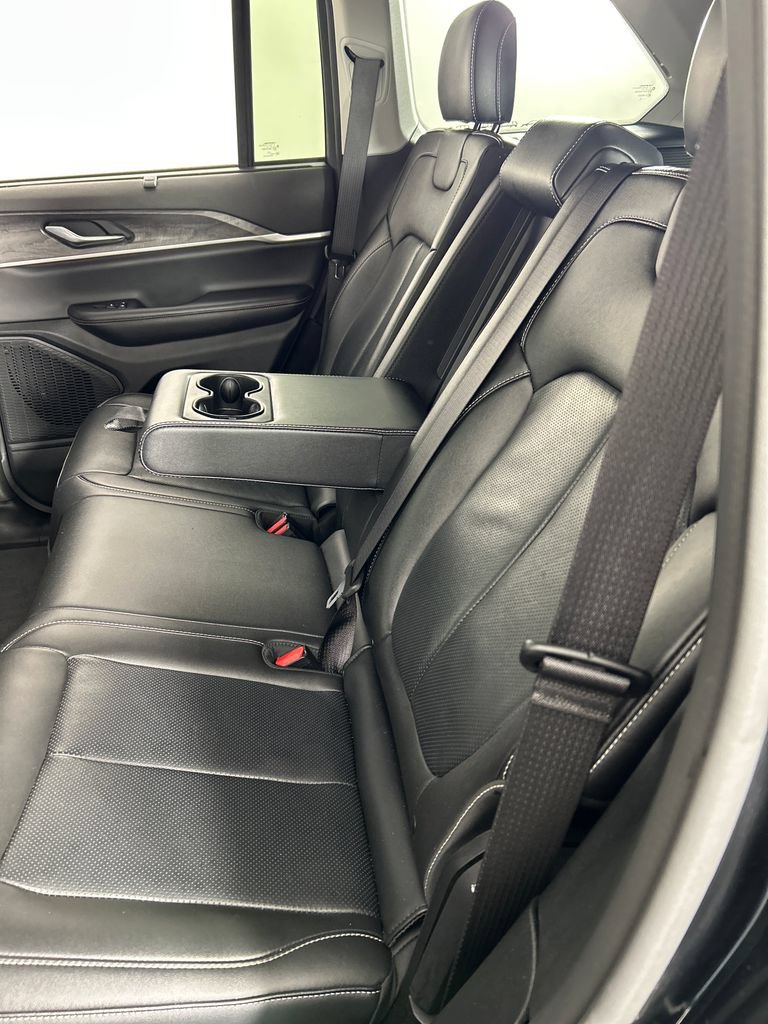 Used 2023 Jeep Grand Cherokee Limited w/ Luxury Tech Group II AWD/4WD image 17