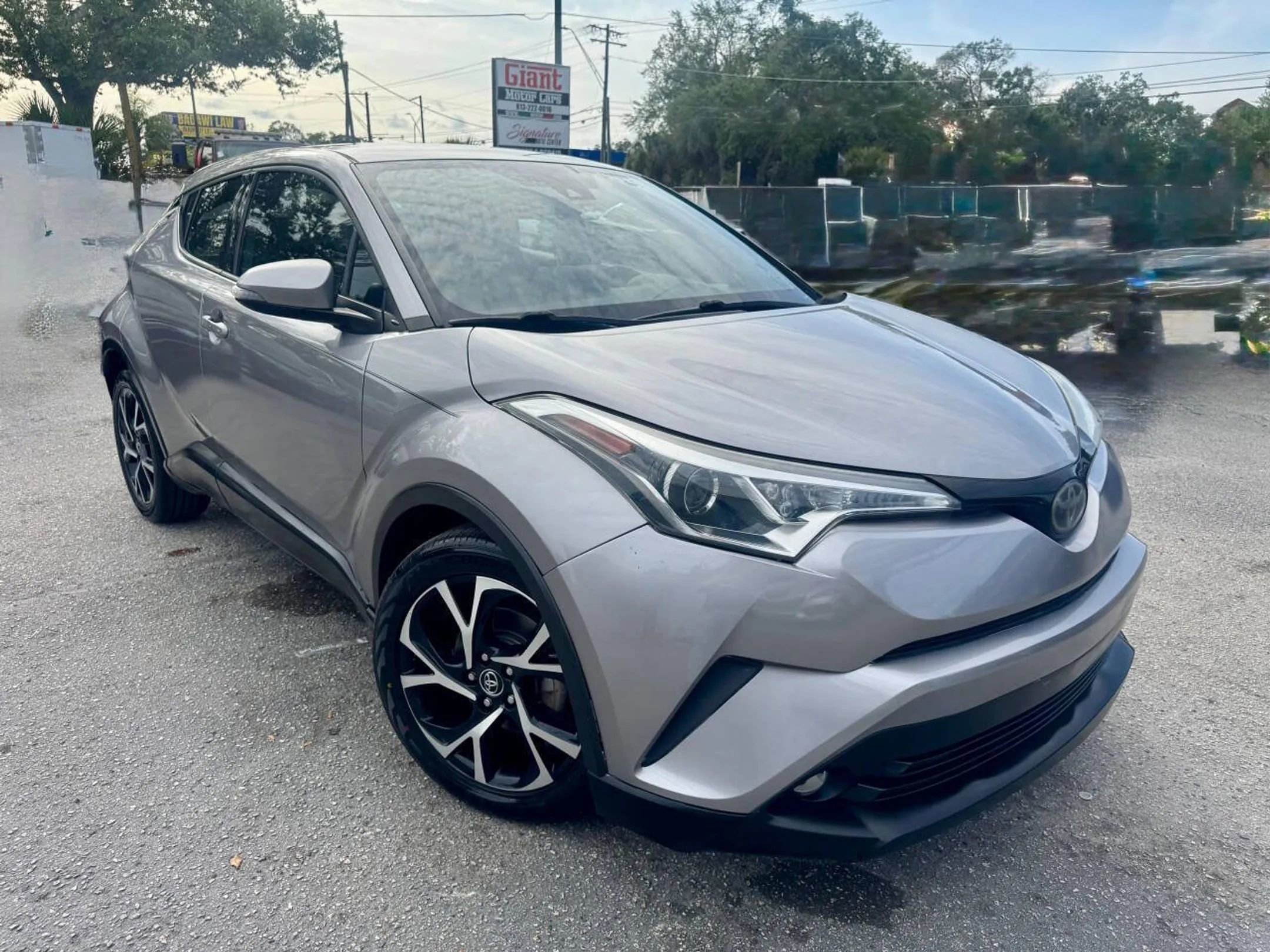 Used 2019 Toyota C-HR Limited FWD image 3