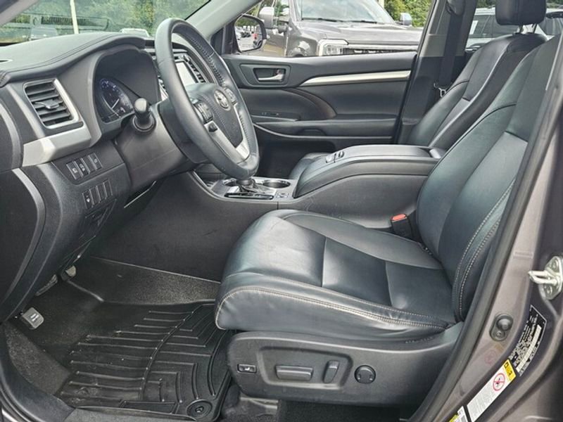 Used 2019 Toyota Highlander XLE image 6