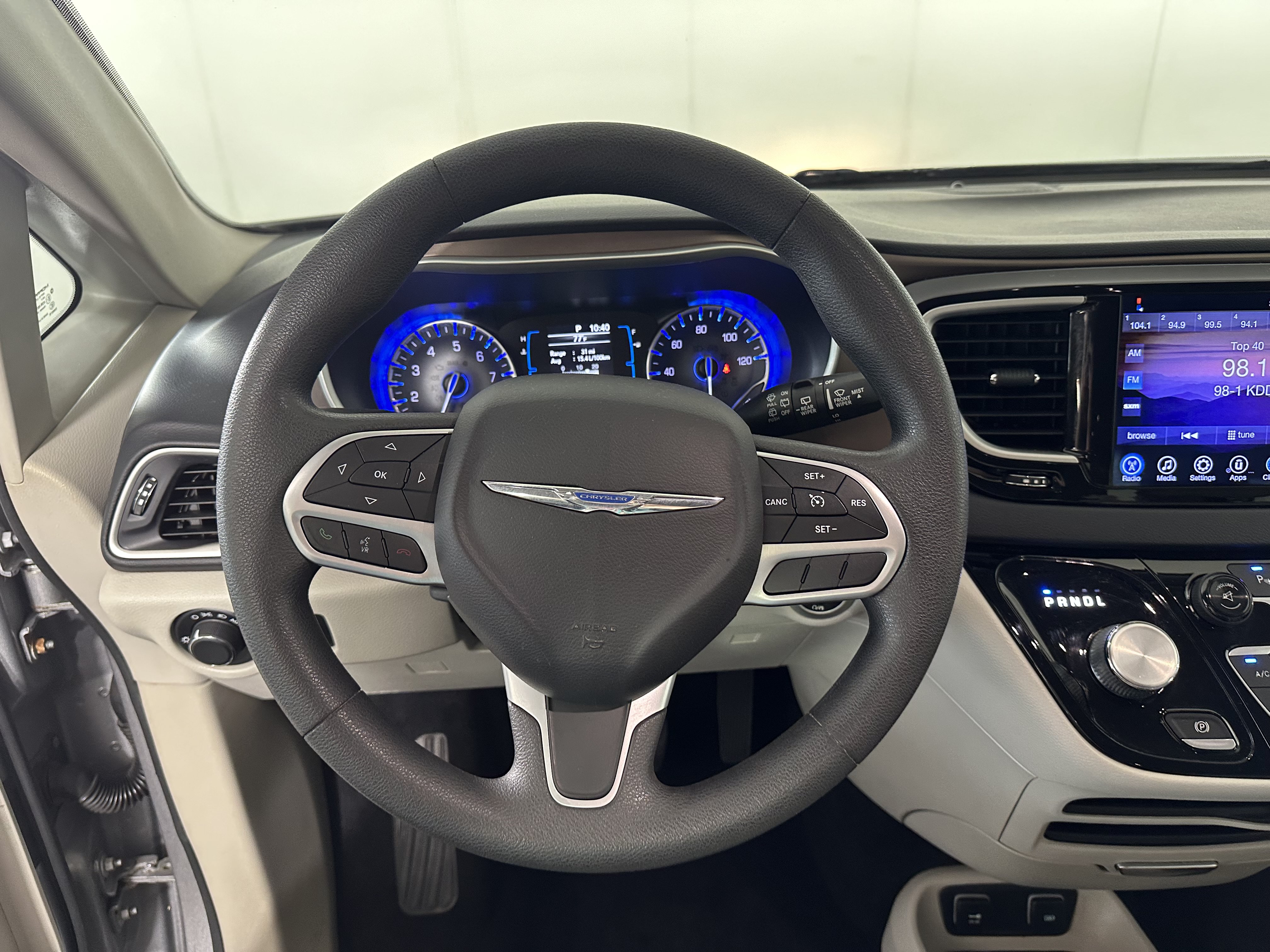 Used 2017 Chrysler Pacifica Touring w/ Tire & Wheel Group FWD image 14