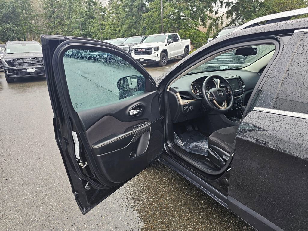 Used 2015 Jeep Cherokee Latitude w/ Cold Weather Group image 18