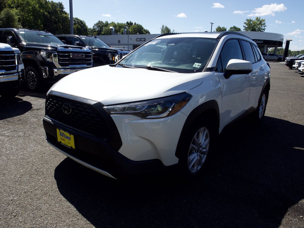 Used 2023 Toyota Corolla Cross LE w/ Moonroof Package