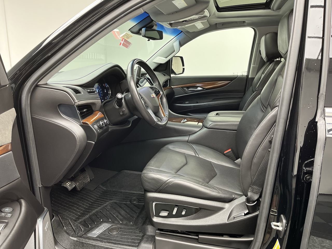 Certified 2019 Cadillac Escalade ESV Luxury AWD/4WD image 3