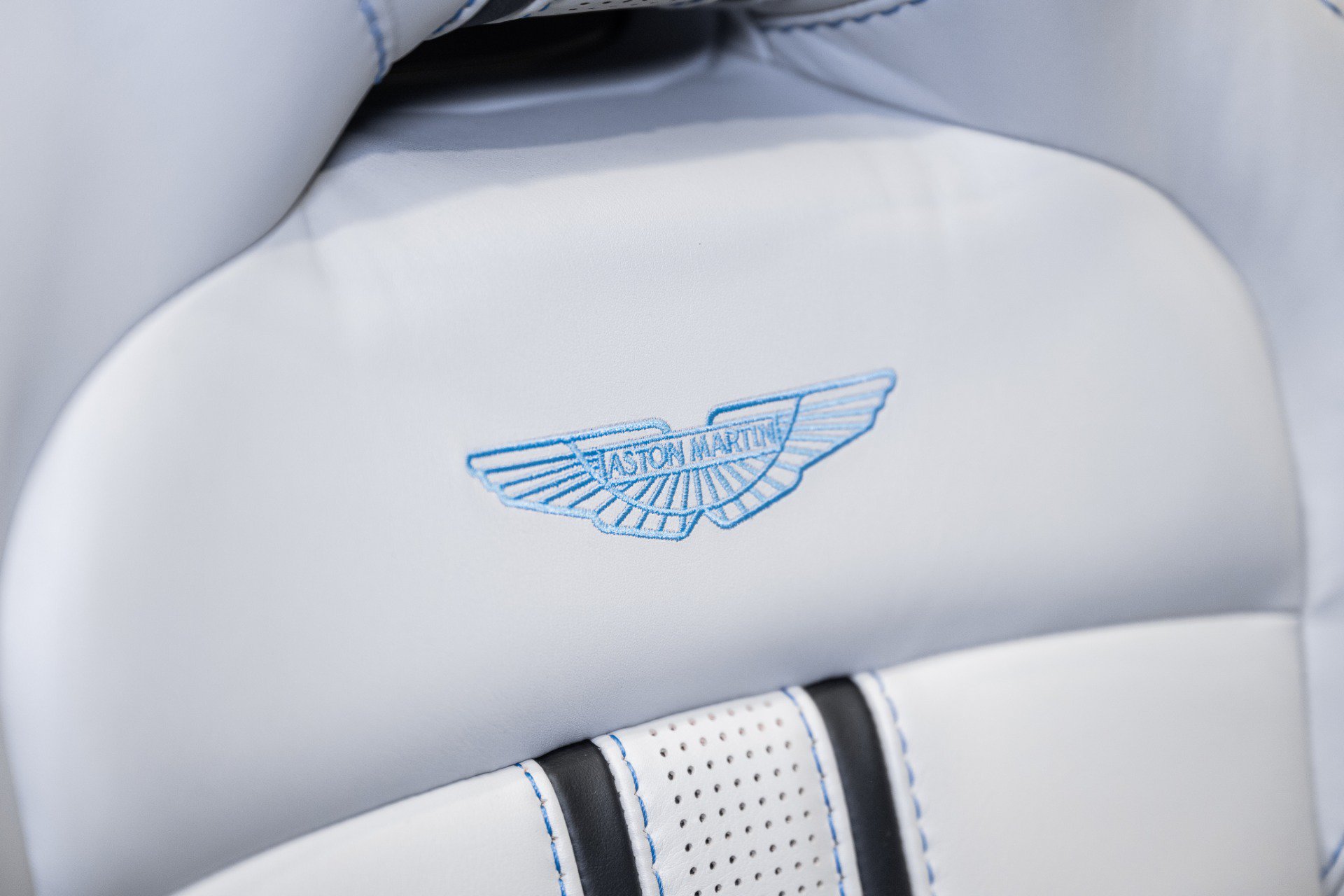 Used 2021 Aston Martin V8 Vantage Roadster RWD image 38