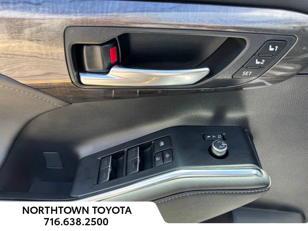 Used 2023 Toyota Highlander Platinum AWD/4WD image 19