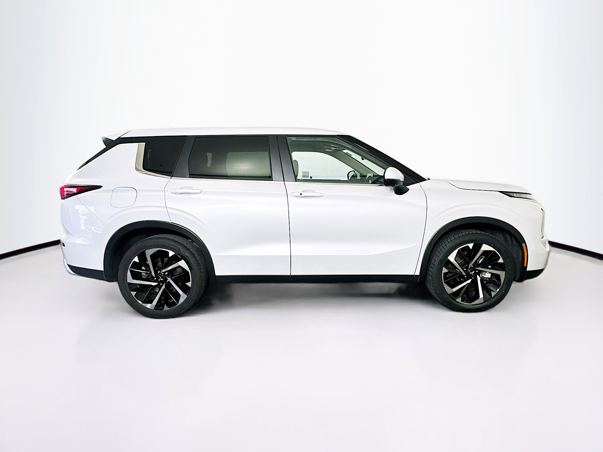 Used 2024 Mitsubishi Outlander SE image 10