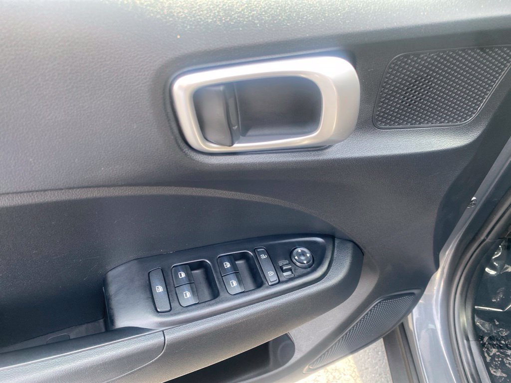 Used 2025 Hyundai Venue SEL FWD image 19