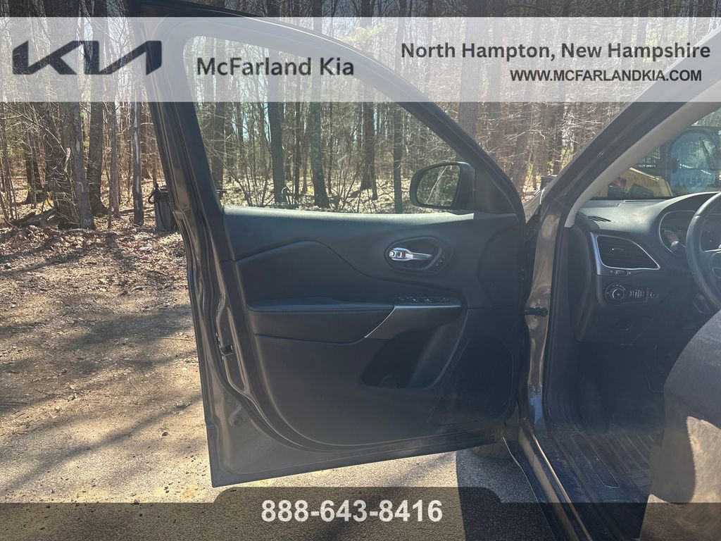 Used 2019 Jeep Cherokee Limited AWD/4WD image 11