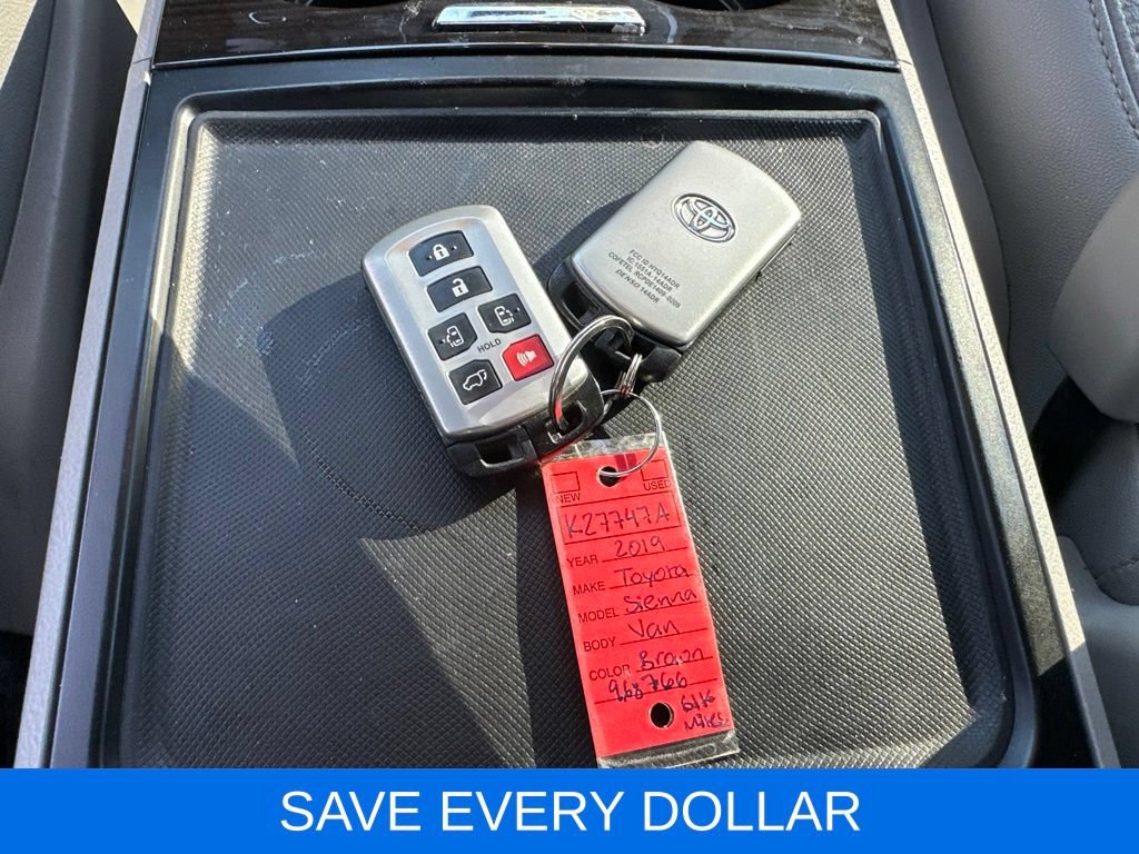 Used 2019 Toyota Sienna XLE w/ XLE Navigation Package FWD image 24