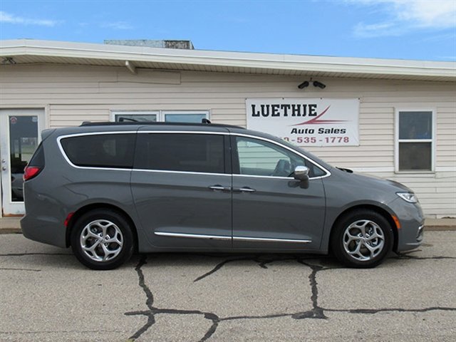 Used 2022 Chrysler Pacifica Limited image 3