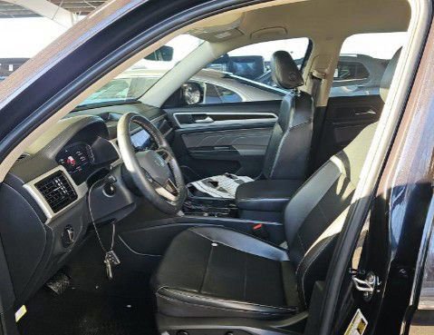 Used 2022 Volkswagen Atlas SE w/ Black Wheel Package image 2