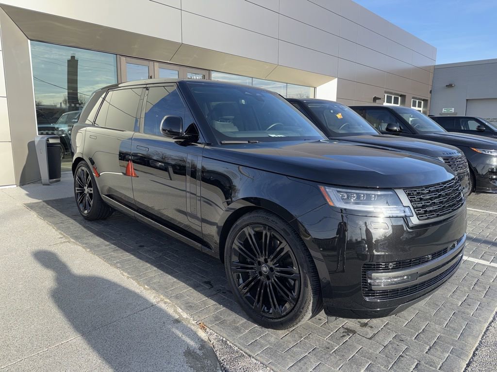 Used 2025 Land Rover Range Rover Long Wheelbase SE image 2