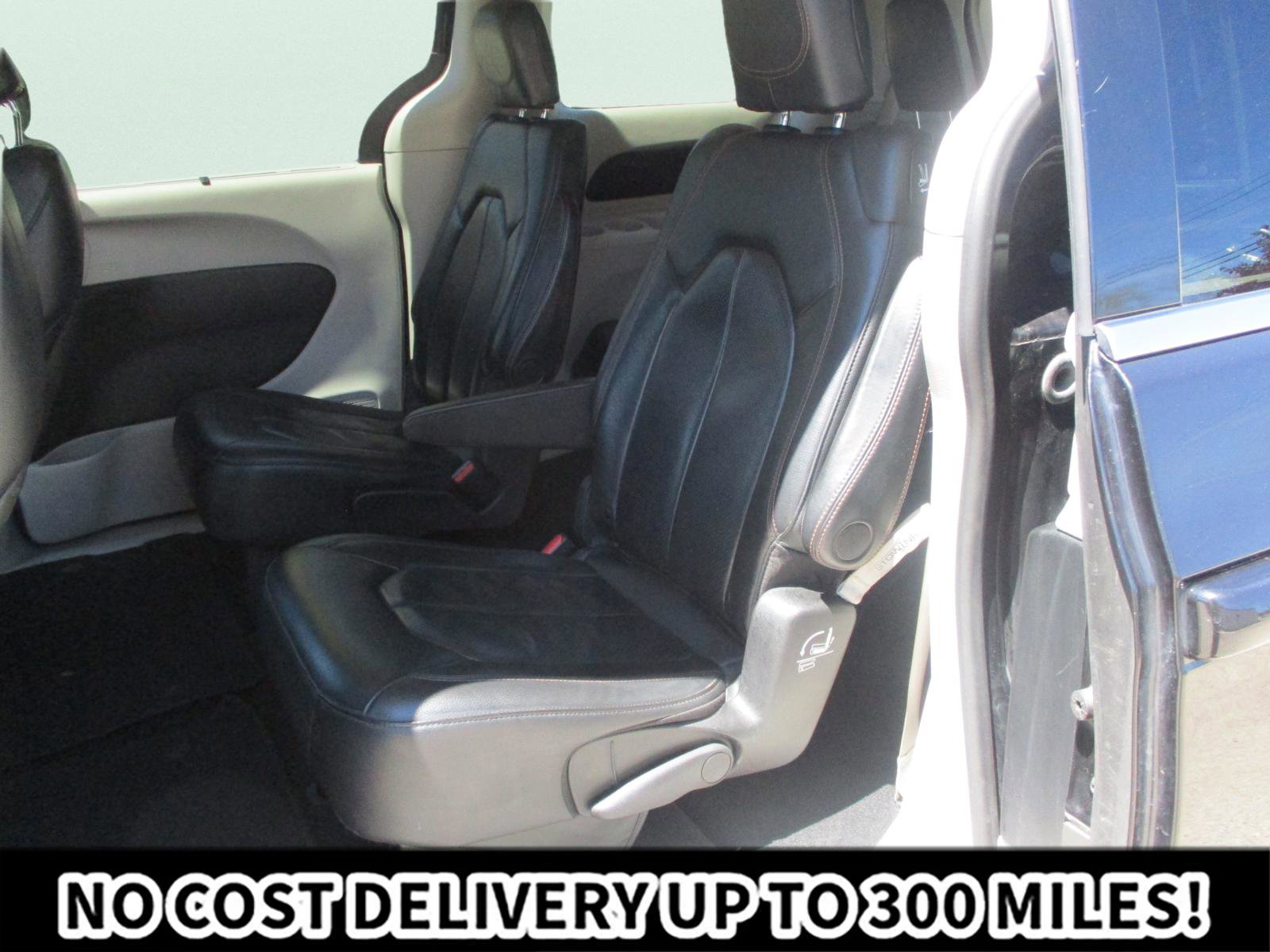 Used 2020 Chrysler Pacifica Touring-L FWD image 17