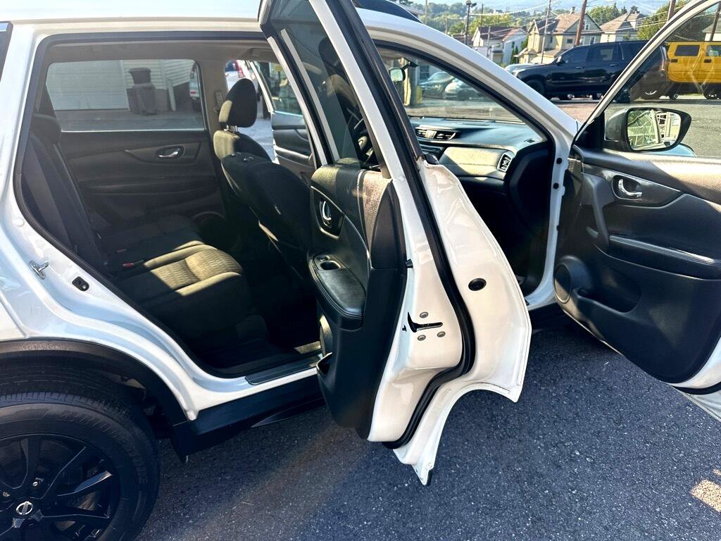 Used 2017 Nissan Rogue SV image 18