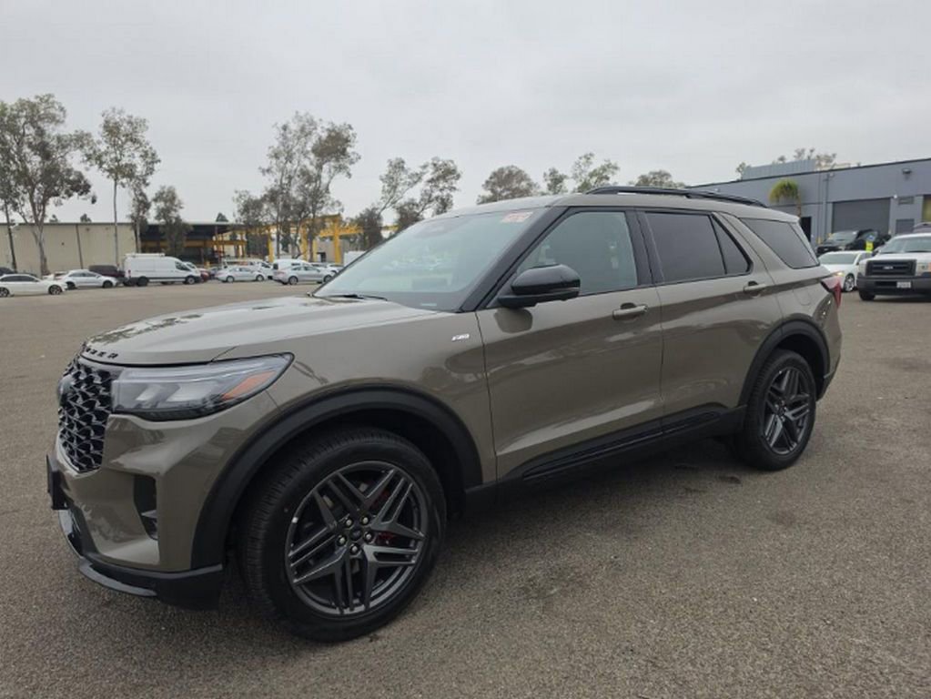 Used 2026 Ford Explorer ST-Line w/ ST-Line Street Pack AWD/4WD image 2