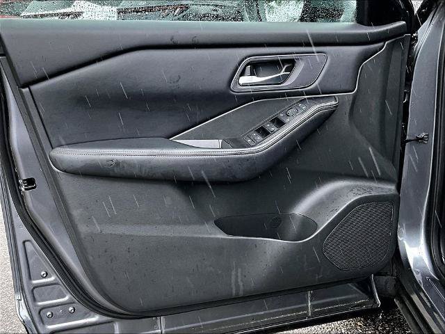 Certified 2025 Nissan Rogue SV AWD/4WD image 9